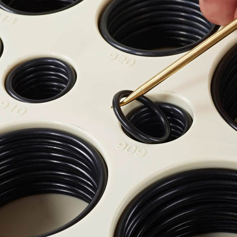 Heavy Duty Pro Grade Hydraulic O Ring Seal Kit 212 Pieces With Buna N 90A NBR O Rings, detail of black ring being picked up