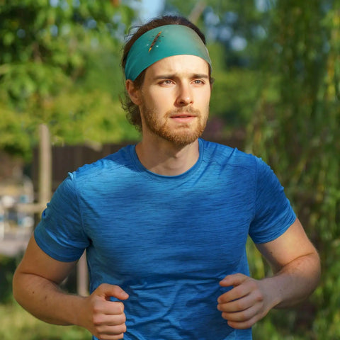 Man running wearing sweat-wicking headband for sports and workouts, ultra wide 11cm hairband, cotton-like fabric, no-slip fit