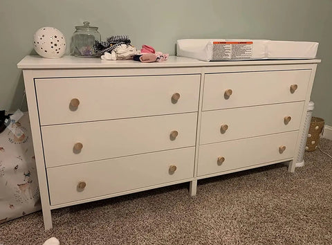 White dresser with 20Pcs Round Unfinished Wood Cabinet Drawer Knobs Pulls Handles for DIY Projects, diameter 3.6 cm height 3 cm.