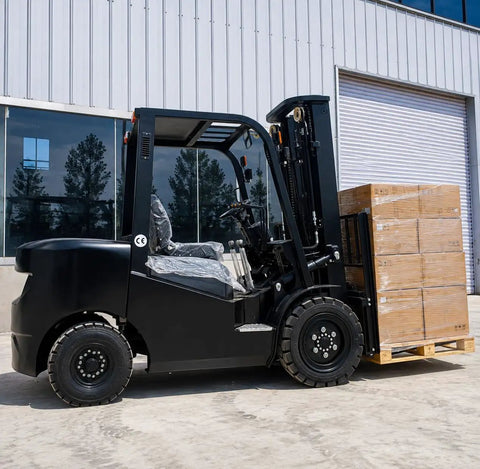 Heavy Duty Counterbalance Forklift Diesel Powered With 3ton Capacity Hydraulic Lift Mast System Built For Tough Warehouses And Industrial Jobs Features Rops Roof Guard Safety Cage And Load Backrest Protector For Peak Performance, side view with pallets.
