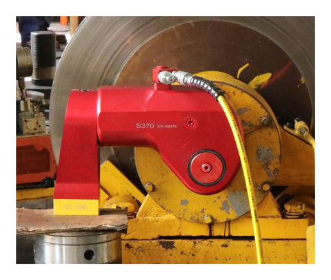 Professional Hydraulic Torque Wrench 36992 Nm 700 Bar 2-1/2 Inch Square Drive showing red aluminum build with hoses and yellow base.