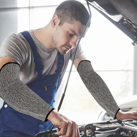 Mechanic wearing Level 5 Cut Resistant Arm Sleeves 6 Pairs 31cm Unisex Anti Abrasion Anti Scratch Anti Bite Protection