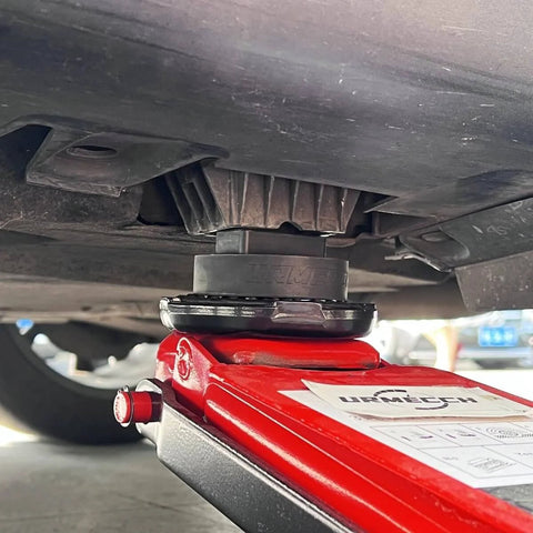 Dual Use Lifting Axle Saddle Adapter Pads, 2 Pack For BMW X3 X5 X6 X7 And Mini, used with red hydraulic jack lifting vehicle