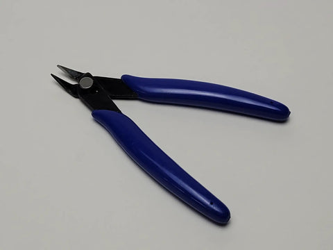 Blue-handled wire cutters used for Pro Grade Shop Ready Belt Welding Kit With PTFE Coated Heat Wand Tip Soften Urethane Belt Ends Press