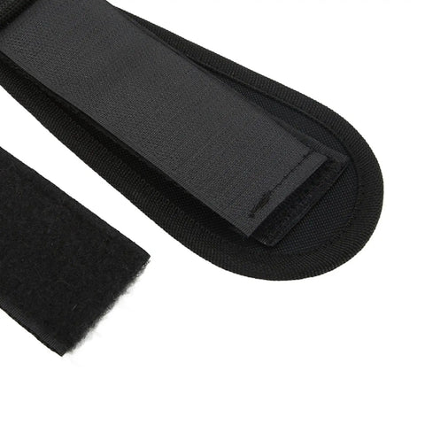Close-up of black adjustable skateboard foot strap with secure hook and loop closure, fits 18 to 24 cm, for longboards and scooters