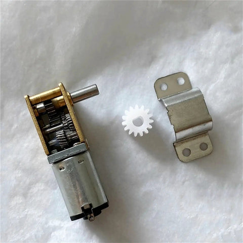 N20 Right Angle DC Gear Motor for Robot Projects Featuring 3V 6V And 12V With Stable 15 To 120 RPM Worm Drive showing gear mechanism and metal bracket.