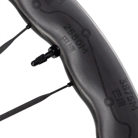 Close-up of the Unaas Pro2 700C Carbon Fiber Wheelset With Disc Brakes Ultralight 1430g rim displaying tubeless valve and spoke design.