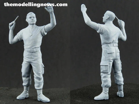 1:48 scale plastic figure of USAF ground crew from the B26K Counter Invader Model Kit With 5 Figures USAF Pilots And Ground Crew.