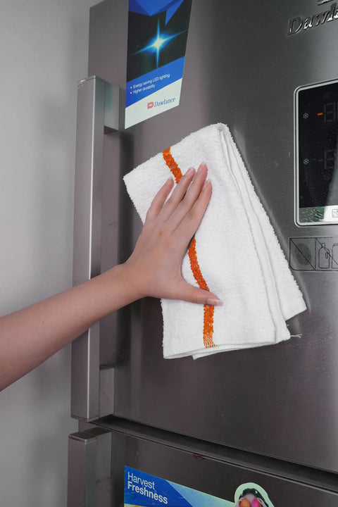 Hand using 60 Pack 16 By 19 Inch Terry Bar Mop Rags For Cleaning Absorbent And Durable Cotton Cloths on stainless steel