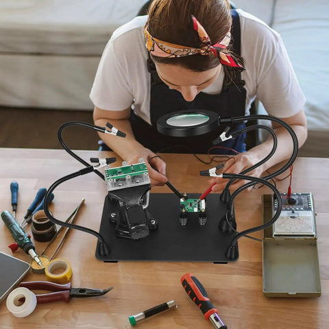 Person using Two In One Magnetic Soldering Third Hand With Heavy Duty Metal Workbench Vise PCB Circuit Board Holder 5X Magnifying Lamp Kit