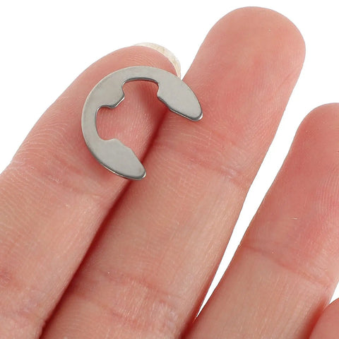 Must Have Circlip Assortment Kit With Storage Case, 304 Stainless Steel E Shaped Retaining Rings And Open Split Washers, Rust Resistant Set For Shaft Grooves, Machinery And Indoor Use, 300 Pieces. single 304 stainless steel E-shaped circlip on fingers