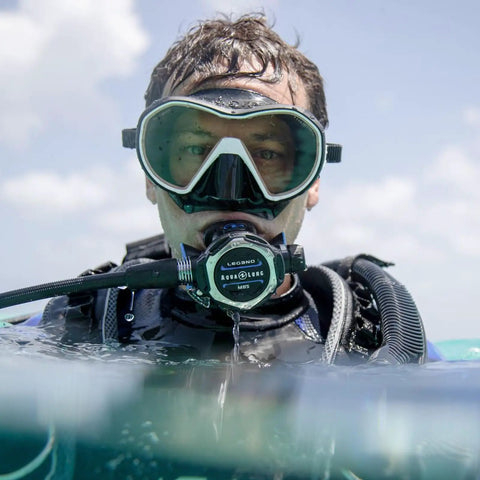 Diver using Leg3nd MBS Dive Regulator Gear For Cold Water Dives With Master Breathing System, Venturi And Inhalation Adjustment