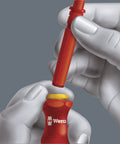 Hands assembling Kraftform Kompakt VDE 17 Universal 1 Set For Pros And DIYers with red interchangeable blade and handle.