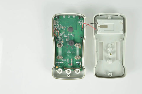Internal circuitry of Go-To All-In-One 6000 Counts TRMS Digital Multimeter with Auto Ranging and open casing parts.