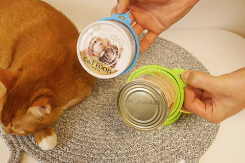 Universal Silicone Can Lids For Dog And Cat Food, 3 Pack With Spoon, multi-colored lids on cans, cat lying nearby