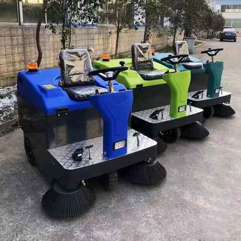 Industrial Ride On Floor Sweeper Machine for Warehouse And Factory Cleaning. Commercial Sweeping Equipment For Large Concrete Surfaces, Parking Lots And Workshop Areas. Heavy Duty Outdoor Cleaner For Debris, Dust, And Leaves. Essential Facility