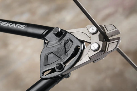 PowerGear Bolt Cutter 30 Inch With Beefed-Up Leverage Gears Delivers Over 30 Percent More Cutting Power cutting metal rod