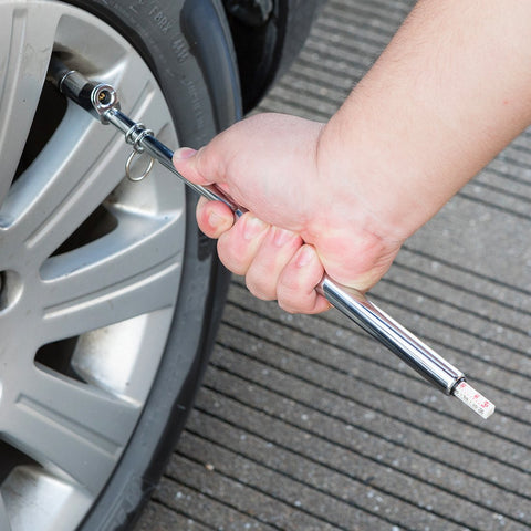 Using Tire Pressure Gauge With Straight On Foot Dual Head Chucks Heavy Duty Air Gauge Pro Grade 10 To 150 PSI And 100 To 1000 kPa