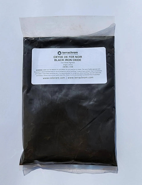 1 kg bag of black iron oxide pigment by Terrachrom for concrete and masonry