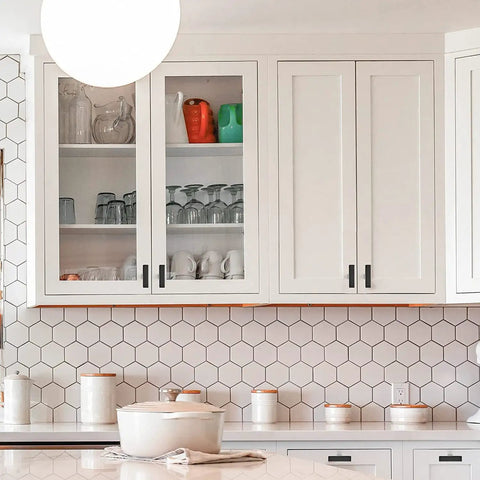 Modern kitchen with 30 Pack Matte Black Square Cabinet Knobs And Pulls 2 Inch Square Bar Handles on white cabinets.