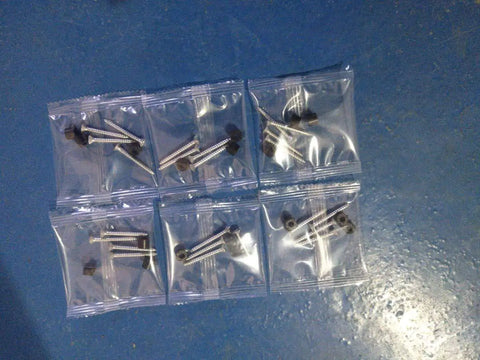 High Speed Auto Screw Packing And Counting Machine For Screw Kits sachets on blue surface