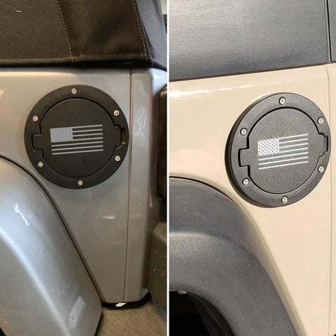 Gas Cap Cover For Jeep Wrangler JK 2007 2017 Unlimited Sport Rubicon Sahara Easy To Install Rust Resistant Fuel Filler Door Cover With US Flag Durable ABS Construction And Secure Fit installed on vehicle side view