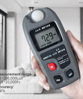 Auto Range Digital Light Meter With LCD Display Illuminance Tester Luxmeter For Pro Grade Light Measurement 0.1 To 200000 Lx And 0.01 To 20000 Fc Two Readings Per Second Easy Illuminance Meter For Photographers And Labs in hand