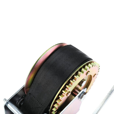 Close-up of gear and polyester strap on 600 lb heavy duty hand winch with 6m rope, 3:1 gear ratio, steel construction.