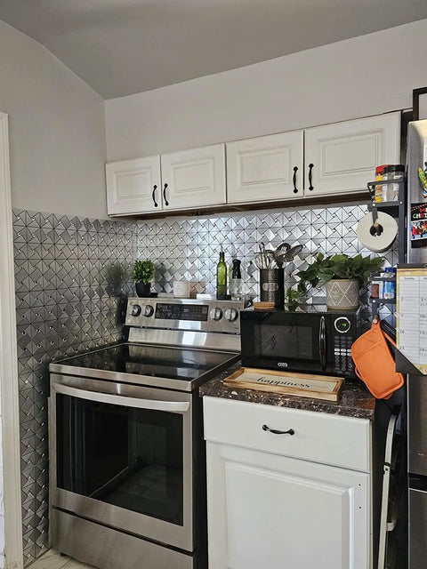 Kitchen with 10-Sheet Peel And Stick Backsplash Tile Set For Kitchen Fireplace And Bathroom Windmill Glass In Brushed Silver Aluminum Composite 3D Metal Look With Ultra Strong 3M Adhesive.