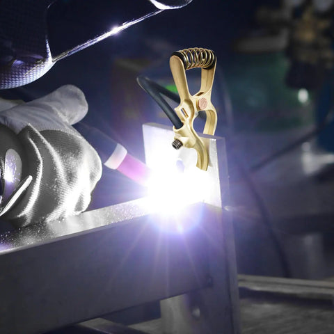 300A Welding Ground Clamp With Solid Brass T Style Precision Jaw for MIG TIG MMA Stick Welders in use