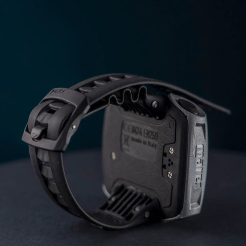 Quad Ci Wrist Dive Computer With Customizable ZH-L16C Algorithm showing rugged black and silver build from side angle.