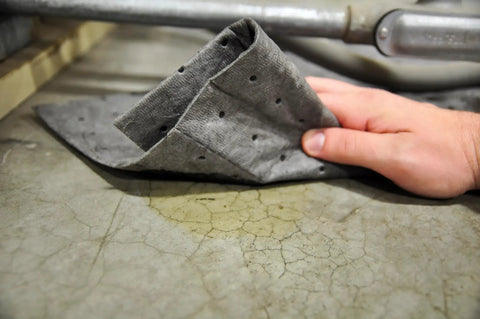 No Sweat Universal Absorbent Pads For Cleaning Up Everyday Oil Water And Solvent Spills In Garages And Workshops Includes 200 Tough Dimple Bonded Cleanup Sheets Sized At 16 By 18 Inches