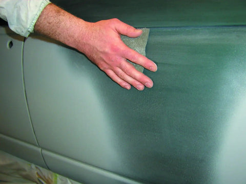 Hand using Color Prep Scuff Pad For Auto Body And Paint Shop, Gray Hand Pad For Fast Scuffing And Fine Finish on car panel