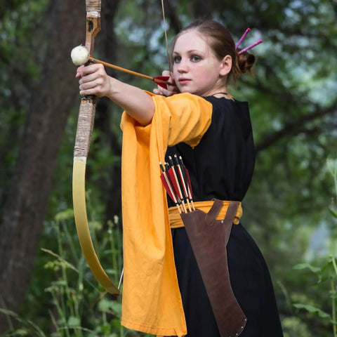 Archer using Leather Hip Quiver For Arrows On The Go Archery Pouch One Hand Draw Waist Mounted Arrow Holder for hunting