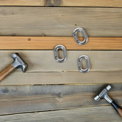 Didiseaon 3pc stainless steel 8mm quick links on wood, hammer nearby.