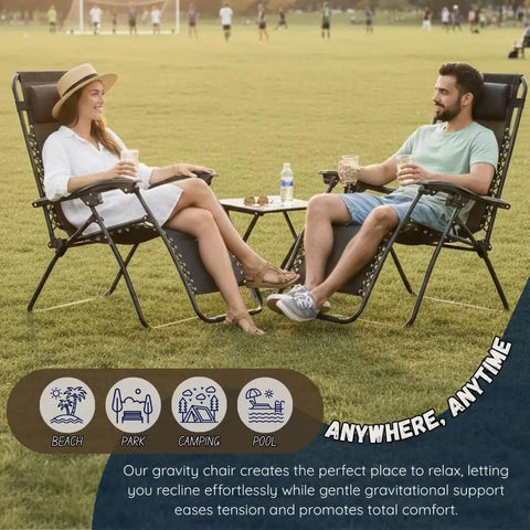 Two pessoas relaxando em Zero Gravity Lounge Chair For Poolside And Patio Adjustable Reclining Steel Mesh Folding Recliner With Pillow And Cup Tray Outdoor Camping Beach Chair Black em um gramado