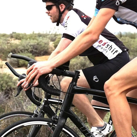Cyclists using Aerobar Rests For Road Bikes And Triathlon, Aluminum Alloy TT Handlebars Arm Pads With Sponge Cushions outdoors