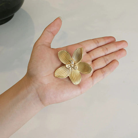 8 Pack 2.4 Inch Brushed Gold Flower Cabinet Knobs With Three Screw Sizes, Vintage Floral Drawer Pulls, held in hand view.