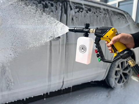 Adjustable Length High Power Washer Gun 5000 PSI With Foam Cannon And Quick-Change Nozzles spraying foam on car for cleaning