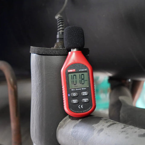Bluetooth Decibel Meter With App For iOS And Android Digital Sound Level Meter 30 To 130 dB 0.1 dB Resolution in use