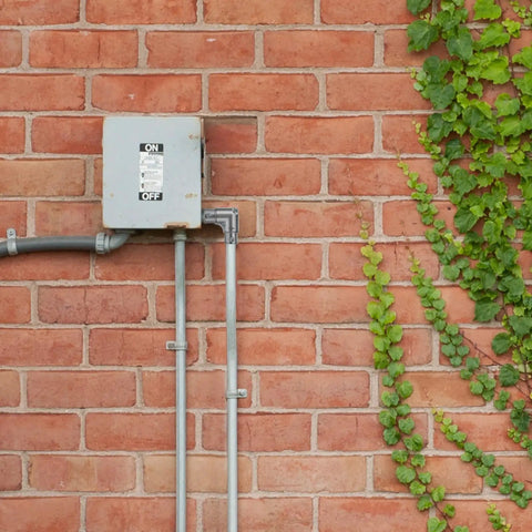 Heavy Duty 3/4 Inch Emt Conduit Fitting 90 Degree Inside Corner Pull Elbow Zinc Die Cast Raceway setup on brick wall.