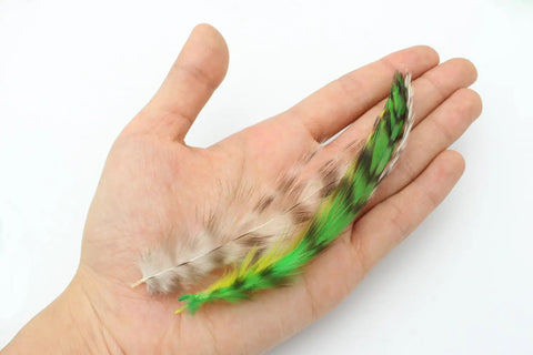 Natural Grizzly Rooster Hackle Feathers For Fly Tying Dope 30 Pcs Set White Yellow Green 10 To 15 Cm Long Realistic Fishing Fly on hand