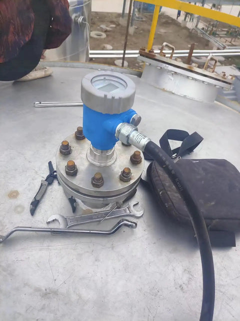 80 GHz Radar Level Transmitter for Wastewater and Oil Tanks Non Contact Level Measurement device installed on tank