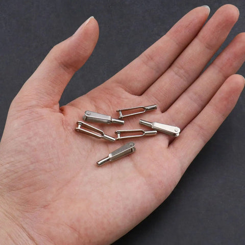 20 Piece Mini Snap Links M2 Thread Clip Self Locking Metal Clevis Clips For RC Planes And Electric Planes Wing Fixing Clips For DIY Props And Aerial Projects, metal clips in hand