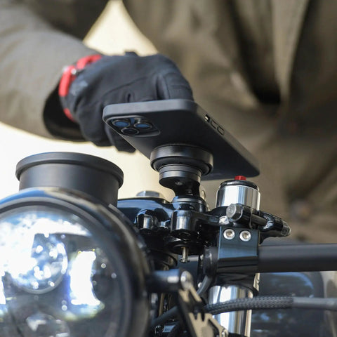 Charging Anti Vibration Module SPC Plus For Smartphones Enhanced Damping Secure Fit And Reliable Power On The Go Includes M5x16mm Screw For Easy Install And SPC Plus System Upgrade mounted on bike handlebar with phone