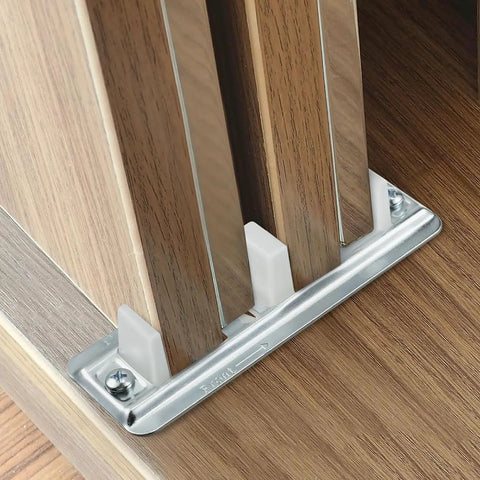 Set di guide inferiori per ante scorrevoli di armadio con kit bypass per ante Inch 1 Inch 3,5 Inch ; include quattro guide da pavimento in ferro nichelato e plastica per una maggiore durata e una facile installazione; vista dopo l'installazione