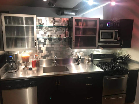 Modern kitchen with Peel And Stick Metal Backsplash Panels 12 By 12 Inch Square, 10 Piece Puzzle Set In Silver, Dry Install No Mess.