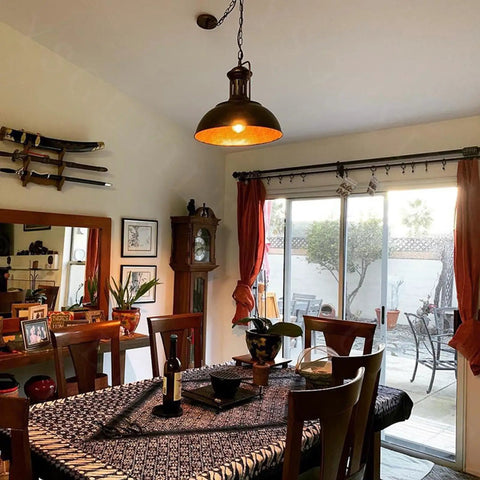 YSGUYILT Vintage Industrial Pendant Lights E26 Retro Metal Hanging Lights, rust-colored 33 cm lamp illuminating a dining room.