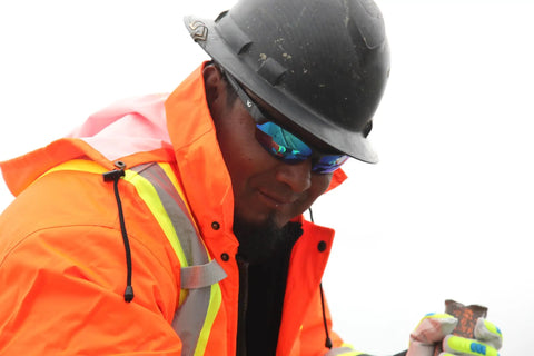 Construction worker wearing Ridgeline Full Brim Hard Hat With 4 Point Ratchet Suspension Matte Black Graphite Pattern on job site