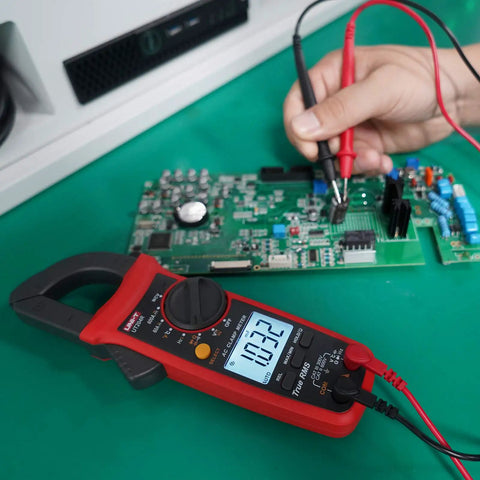 UT204R Digital Clamp Meter With Auto Ranging, True RMS, 6000 Counts measuring voltage on a circuit board